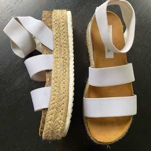 Steve Madden white & tan sandals
